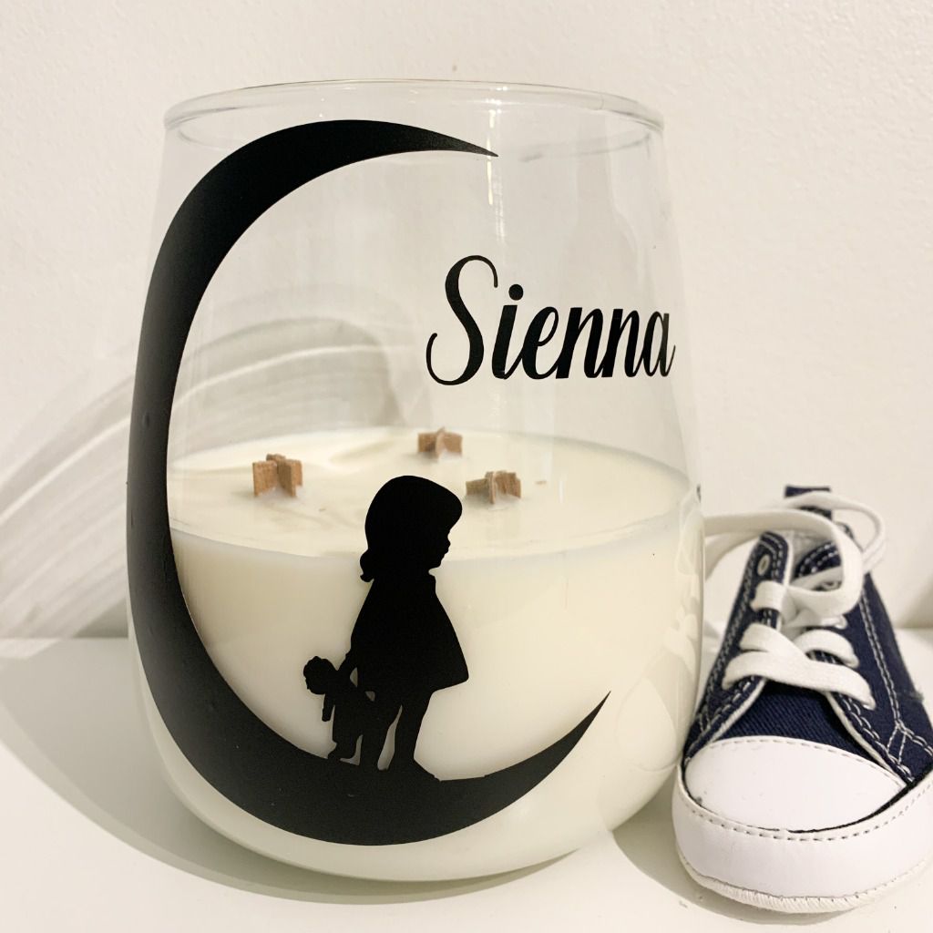 Sienna, cadeau de naissance fille
Bougie XXL, à partir de 40 Euros, 1,2 litre de cire, 3 mèches en bois